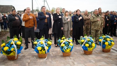 На Франківщині відкрили меморіальний комплекс полеглим воїнам На Франківщині відкрили меморіальний комплекс полеглим воїнам