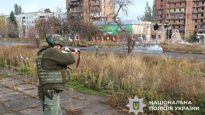 Поліцейський стріляє по дрону у Костянтинівці