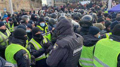 Суд на Порошенком: правоохоронці відтіснили активістів під будівлею