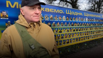 Колишній полонений Сергій Баранюк власноруч зняв свій портрет з "Банера надії" у Прилуках 