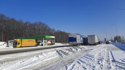 На Львівщині продовжують прибирати дороги в очікуванні снігопаду