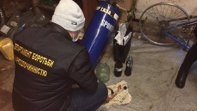 39-річний житомирянин виробляв синтетичні психотропні речовини у себе вдома