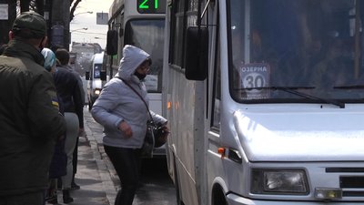 Торгівля електронними квитками пожвавішає тоді, коли проїзд з ними буде дешевшим та коли валідатори з'являться в усьому хмельницькому громадському транспорті. Фото: Суспільне. Поділля. Торгівля електронними квитками пожвавішає тоді, коли проїзд з ними буде дешевшим та коли валідатори з'являться в усьому хмельницькому громадському транспорті. Фото: Суспільне. Поділля.