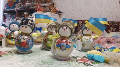 Майстриня з Одещини виготовила та відправила на фронт півсотні сніговиків з ялинкових іграшок