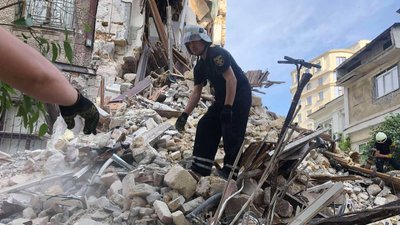 Рятувальники розбирають завали житлового будинку в центрі Одеси Рятувальники розбирають завали житлового будинку в центрі Одеси