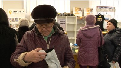 У Черкасах на головпоштамті черги: обмінюють лампи розжарювання на енергоощадні У Черкасах на головпоштамті черги: обмінюють лампи розжарювання на енергоощадні