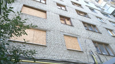 Через обстріли РФ у харківських багатоповерхівках немає 150 тисяч вікон Через обстріли РФ у харківських багатоповерхівках немає 150 тисяч вікон