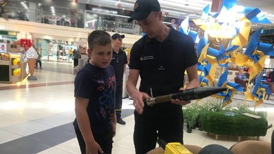 Сапер групи піротехнічних робіт Дмитро Хомич проводить інструктаж Арсену Сніжку