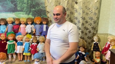 "Мої іграшки мені, як діти, дорогі": у Прилуках чоловік збирає та реставрує ляльок "Мої іграшки мені, як діти, дорогі": у Прилуках чоловік збирає та реставрує ляльок