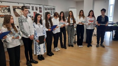 Учні 7 школи Тернополя читають спогади свідків Голодоморів. Листопад 2023. Тернопіль Учні 7 школи Тернополя читають спогади свідків Голодоморів. Листопад 2023. Тернопіль