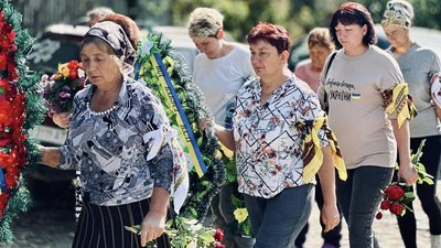 Назавжди 23: у громаді на Черкащині "живим коридором" зустріли загиблого воїна Назавжди 23: у громаді на Черкащині "живим коридором" зустріли загиблого воїна