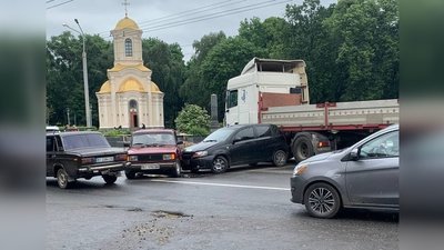 У Полтаві зіткнулися три автівки: водій однієї втік з місця аварії У Полтаві зіткнулися три автівки: водій однієї втік з місця аварії