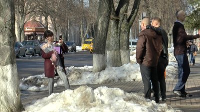 Біля полтавського РАЦСу на наречених чекають їхні друзі Біля полтавського РАЦСу на наречених чекають їхні друзі