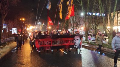 Смолоскипною ходою відзначили день народження Степана Бандери у Черкасах