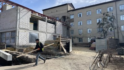 Як відновлюють лікарню в Ізюмі після бомбардувань РФ