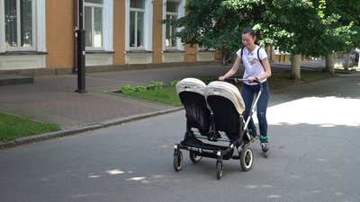 Кропивничанка влаштовує прогулянки на роликах з дитячим візком