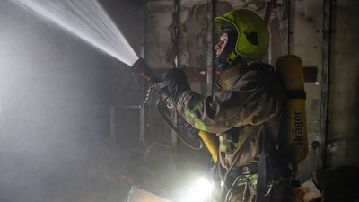 Рятувальники ДСНС приборкують пожежу у багатоповерхівці в Одесі. 29 листопада 2025 року