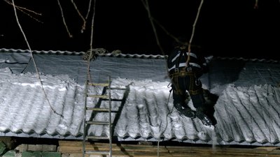 Один дах за три дні: на Чернігівщині волонтери ремонтують будинки, пошкоджені внаслідок бойових дій