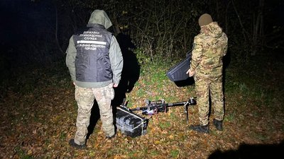 На Волині "приземлили" квадрокоптер з контрабандними цигарками