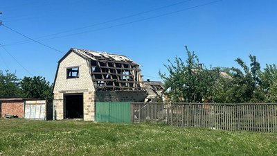 Зруйнований російським обстрілом будинок