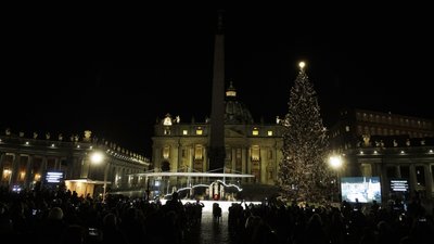 У Ватикані засвітили 30-метрову ялинку і відкриють український вертеп