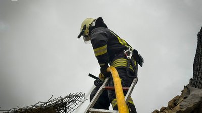 Рятувальник гасить пожежу