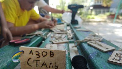 Кропивницькі школярі роблять брелоки, щоб допомогти армії Кропивницькі школярі роблять брелоки, щоб допомогти армії
