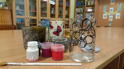 Жителька Житомира виготовляє підсвічники з використаних скляних пляшок Жителька Житомира виготовляє підсвічники з використаних скляних пляшок