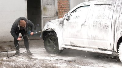 Березнівські волонтери з Рівненщини відправили на фронт 20 "бандеромобілів" Березнівські волонтери з Рівненщини відправили на фронт 20 "бандеромобілів"
