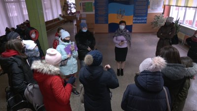 Викликали поліцію: у Чернігові батьки старшокласників вимагали пустити дітей до школи Викликали поліцію: у Чернігові батьки старшокласників вимагали пустити дітей до школи