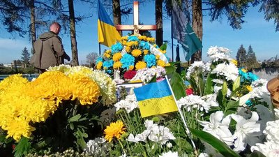 На Тернопільщині попрощалися із загиблим бійцем Андрієм Дячуком На Тернопільщині попрощалися із загиблим бійцем Андрієм Дячуком
