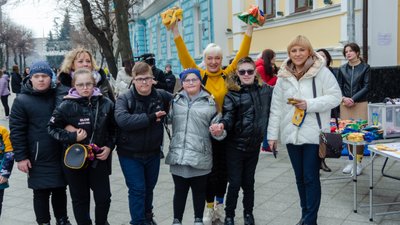 "Шкарпетуйся": акцію на підтримку дітей із синдромом Дауна провели у Житомирі "Шкарпетуйся": акцію на підтримку дітей із синдромом Дауна провели у Житомирі