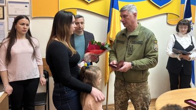 Ордени посмертно: у Житомирі родинам загиблих воїнів передали державні нагороди Ордени посмертно: у Житомирі родинам загиблих воїнів передали державні нагороди