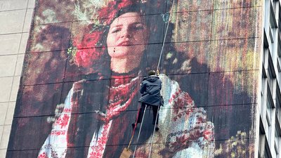 у литві новий мурал "Незламна" з запорізькою волонтеркою