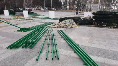 У Миколаєві встановлюють головну міську ялинку У Миколаєві встановлюють головну міську ялинку