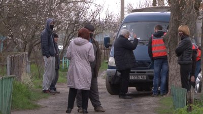Мешканці будинку спілкуються с працівниками "Полтавагазу" Мешканці будинку спілкуються с працівниками "Полтавагазу"