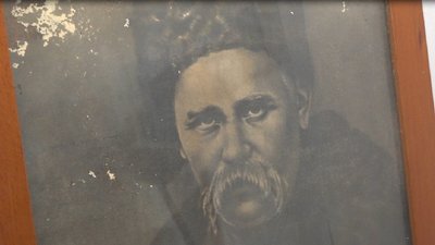 На Тернопільщині жінка передала до краєзнавчого музею пів сотні родинних вишивок На Тернопільщині жінка передала до краєзнавчого музею пів сотні родинних вишивок