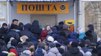 Черга за гуманітарною допомогою біля відділення Укрпошти у Немишлянському районі Харкова, 14 березня 2022 року Черга за гуманітарною допомогою біля відділення Укрпошти у Немишлянському районі Харкова, 14 березня 2022 року