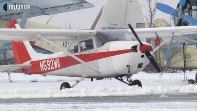 Хмельницький аеропорт наразі працює на малу авіацію, там працює аероклуб, який за два роки вклав в інфраструктуру аеропорту 2 мільйони гривень. Фото: Суспільне. Поділля Хмельницький аеропорт наразі працює на малу авіацію, там працює аероклуб, який за два роки вклав в інфраструктуру аеропорту 2 мільйони гривень. Фото: Суспільне. Поділля