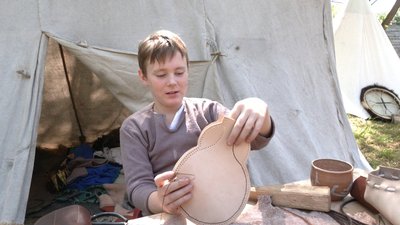 Іван Любунь розповідає про процес виготовлення середньовічної фляги