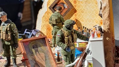 Литовський митець виставив на аукціон фігурки російських солдат-мародерів Литовський митець виставив на аукціон фігурки російських солдат-мародерів