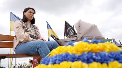 Оксана разом з молодшою донькою ходять на могилу до Володимира
