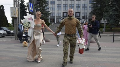 У Тернополі військовослужбовці привітали з одруженням побратима У Тернополі військовослужбовці привітали з одруженням побратима