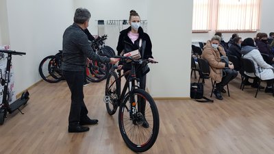 Велосипеди, електросамокати та телевізори: на Закарпатті за повну вакцинацію люди отримали призи Велосипеди, електросамокати та телевізори: на Закарпатті за повну вакцинацію люди отримали призи