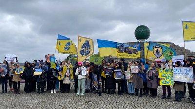 Між новорічним святкуванням і полоном. У Дніпрі рідні бійців "Азовсталі" провели мирну акцію Між новорічним святкуванням і полоном. У Дніпрі рідні бійців "Азовсталі" провели мирну акцію
