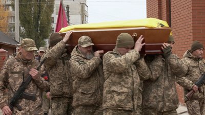 "Помирають найкращі". У Сумах попрощались з воїном-захисником Русланом Сидоренком "Помирають найкращі". У Сумах попрощались з воїном-захисником Русланом Сидоренком