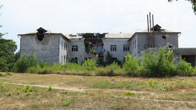 Під час окупації у місті були пошкоджені та зруйновані понад півтисячі будинків. Під час окупації у місті були пошкоджені та зруйновані понад півтисячі будинків.