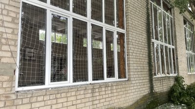 "Над головою два рази вибухнуло. Ми вибігли та побачили, як пішов дим". Херсонці розповіли про наслідки обстрілу РФ "Над головою два рази вибухнуло. Ми вибігли та побачили, як пішов дим". Херсонці розповіли про наслідки обстрілу РФ