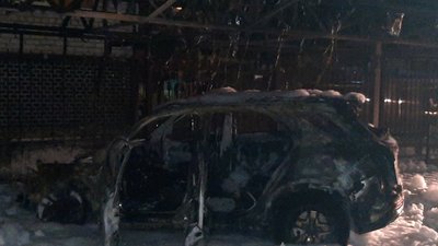 Два автомобілі Mercedes горіли в Миколаєві Два автомобілі Mercedes горіли в Миколаєві