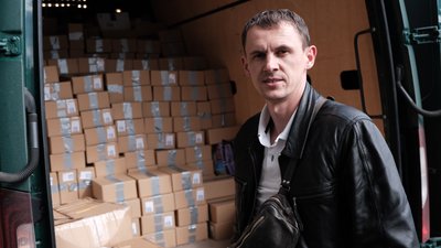 Зустрічали людей на кордоні та готували їжу на фронт. Фото буковинських волонтерів